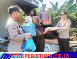 Pohon Sawit Timpa Rumah Warga, Kapolsek Idi Rayeuk Serahkan Bantuan