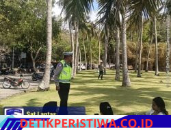 Pastikan Pengunjung Merasa Aman,  Personel Satlantas Polres Karangasem Berikan Pengamanan dan Gatur Lalin di Kawasan Obyek Wisata Pantai Virgin