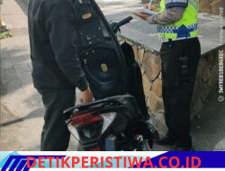 Tindak Tegas Pengendara Kenalpot Brong, Personel Lalulintas Berikan Tilang Manual dan Amankan Motor ke Mako Polres Karangasem