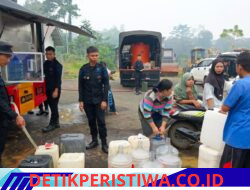 Brimob Kalteng Salurkan Air Bersih untuk Warga Desa Danau Usung