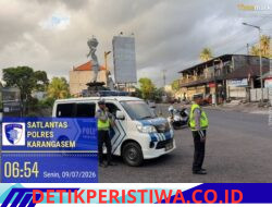 Utamakan Keselamatan Pejalan Kaki, Personil Turjawali Polres Karangasem Sigap Bantu Warga Menyeberangi Jalan Achmad Yani