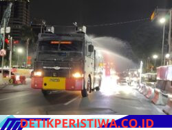Antisipasi Abu Vulkanik Anak Krakatau, Brimob Polda Metro Jaya Semprot Jalan dan Bagikan Masker 