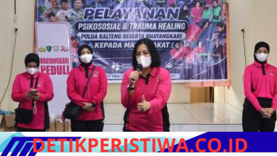 Ketua Bhayangkari dan Tim Psikologi SDM Polda Kalteng Berikan Trauma Healing untuk Masyarakat dan Anak-anak Terdampak Kabut Asap