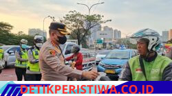 Peduli kepada Masyarakat Terdampak Erupsi Gunung Anak Krakatau, Polri Kerahkan Water Cannon dan Bagikan Masker