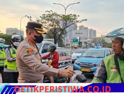 Peduli kepada Masyarakat Terdampak Erupsi Gunung Anak Krakatau, Polri Kerahkan Water Cannon dan Bagikan Masker