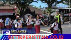Cegah Lakalantas Terhadap Kalangan Pelajar, Anggota Lantas Polres Karangasem Bantu Sebrangkan Siswa Siswi SD Negeri 1 Subagan