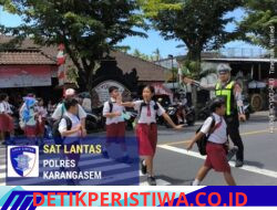 Cegah Lakalantas Terhadap Kalangan Pelajar, Anggota Lantas Polres Karangasem Bantu Sebrangkan Siswa Siswi SD Negeri 1 Subagan