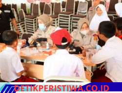 Di Tengah Kabut Asap Karhutla, Brimob Polda Jambi Beri Motivasi serta Perhatian Kesehatan Pelajar Sekolah Rakyat