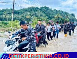 Pangkalan TNI AL Nias Gerak Cepat Bantu Warga Terdampak Banjir di Teluk Dalam Nias Selatan