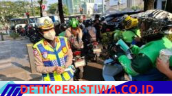 Ditlantas Polda Metro Jaya Bagikan 30.000 Masker untuk Pengemudi Ojol dan Wajib Pajak