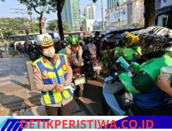 Ditlantas Polda Metro Jaya Bagikan 30.000 Masker untuk Pengemudi Ojol dan Wajib Pajak