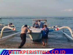 Bentuk Kepedulian Sat Polairud Polres Karangasem Bantu Nelayan Mendorong Jukung, di Pesisir Pantai Candidasa