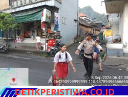 Pastikan Kelancaran Arus Lalulintas, Personil Polsek Sidemen Lakukan Pengaturan Lalu Lintas di Depan Pasar Desa Adat Tabola