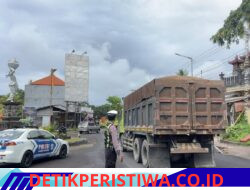 Selain Lakukan Gatur Lain, Unit Turjawali Sat Lantas Bantu Sebrangkan Warga di Pos 3 Patung Salak Jasri