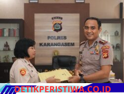 Kapolres Karangasem Berbelasungkawa, Serahkan Tali Asih kepada Keluarga Almarhum Salihin