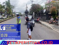 Utamakan Keselamatan Kalangan Pelajar, Anggota Lantas Polres Karangasem Bantu Sebrangkan Siswa Siswi SMPN2 Amlapura