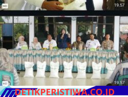 Wabup Mimik Turun Langsung Salurkan Bantuan Pangan Beras di Tiga Desa