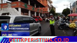 Utamakan Keselamatan Pejalan Kaki, Anggota Polres Karangasem Bantu Sebrangkan Warga di Kawasan Pasar Kesatriaan Amlapura