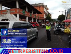 Utamakan Keselamatan Pejalan Kaki, Anggota Polres Karangasem Bantu Sebrangkan Warga di Kawasan Pasar Kesatriaan Amlapura