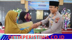 Disela Sela Peringatan Maulid Nabi Muhammad SAW 1448 H, Kapolres Karangasem Serahkan Bingkisan kepada Warga Kurang Mampu