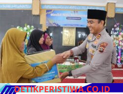 Disela Sela Peringatan Maulid Nabi Muhammad SAW 1448 H, Kapolres Karangasem Serahkan Bingkisan kepada Warga Kurang Mampu