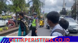 Utamakan Keselamatan Kalangan Pelajar, Anggota Lantas Polres Karangasem Bantu Sebrangkan Siswa Siswi SMPN 2 Amlapura