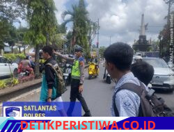 Utamakan Keselamatan Kalangan Pelajar, Anggota Lantas Polres Karangasem Bantu Sebrangkan Siswa Siswi SMPN 2 Amlapura