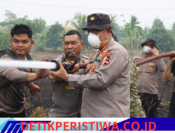 Satgas Edukasi Karhutla Aman Nusa II Lakukan Pendinginan Lahan Terbakar di Jalan Mahir Mahar