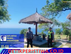 Cegah Kemacetan di Jalur Kawasan Wisata, Personel Satlantas Polres Karangasem Lakukan Gatur Lalin di Kawasan Obyek Wisata Pantai Virgin