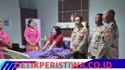 Bentuk Kepedulian Bhayangkari Ranting Bebandem Bersama Rombongan, Besuk Anggotanya yang Dirawat Di RSUD Karangasem