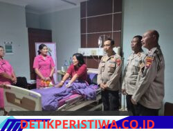 Bentuk Kepedulian Bhayangkari Ranting Bebandem Bersama Rombongan, Besuk Anggotanya yang Dirawat Di RSUD Karangasem