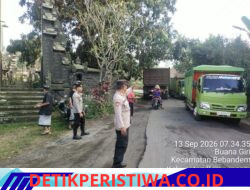 Pastikan Tradisi Keagamaan Berjalan Lancar, Bhabinkamtibmas Desa Budakeling Kawal Prosesi Mepeed Upacara Pediksaan