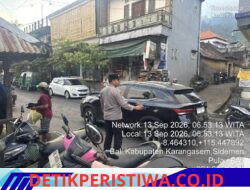Pastikan Kelancaran Arus Lalulintas, Personil Polsek Sidemen Lakukan Gatur Lalin di Pasar Desa Adat Tebola