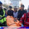 Perkuat Sinergi Lintas Sektor, Lanal Banjarmasin Bersama Tim SAR Gabungan Evakuasi Korban KM Virgo Transport 8