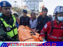 Perkuat Sinergi Lintas Sektor, Lanal Banjarmasin Bersama Tim SAR Gabungan Evakuasi Korban KM Virgo Transport 8