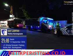 Tekan Angka Pelanggaran Lalulintas, Personil Sat Lantas Berikan Tilang Manual Terhadap Para Sopir Truk yang Parkir di Bahu Jalan