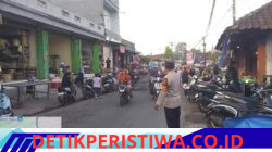 Pastikan Kelancaran Arus Lalulintas, Personel Polsek Sidemen Rutin Laksanakan Strong Point Pagi di Pasar Adat Tebola