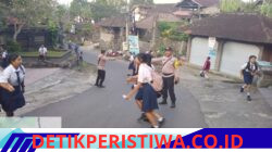 Utamakan Keselamatan Kalangan Pelajar, Personel Polsek Sidemen Laksanakan Strong Point Pagi Bantu Sebrangkan Siswa Siswi SMPN 1 Sidemen