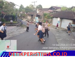 Utamakan Keselamatan Kalangan Pelajar, Personel Polsek Sidemen Laksanakan Strong Point Pagi Bantu Sebrangkan Siswa Siswi SMPN 1 Sidemen