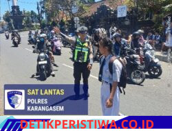 Utamakan Keselamatan Kalangan Pelajar, Anggota Sat Lantas Polres Karangasem Bantu Sebrangkan Siswa Siswi SMPN 2 Amlapura