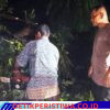 Kapolsek Idi Tunong Turun Tangan Evakuasi Pohon Tumbang yang Tutup Jalan
