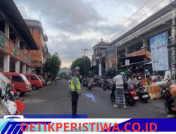 Utamakan Keselamatan Warga Pejalan Kaki, Personil Sat lantas Polres Karangasem Bantu Sebrangkan Pejalan Kaki di Kawasan Pasar Ksatrian Amlapura