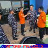 Sinergi TNI AL dan Basarnas, Lanal Banjarmasin Kawal dan Serahkan Barang Bukti KM Virgo Transport 8