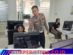 Pastikan Kemampuan Mengenal Rambu-Rambu, Personil Sat Lantas Berikan Uji Teori Avis Komputerisasi kepada Pemohon SIM Baru