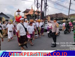 Pastikan Kegiatan Keagamaan Usaba Kapa Berjalan Lancar, Bhabinkamtibmas Desa Duda dan Pecalang Berikan Pengamanan Iring-iringan Warga Menuju Pura Puseh
