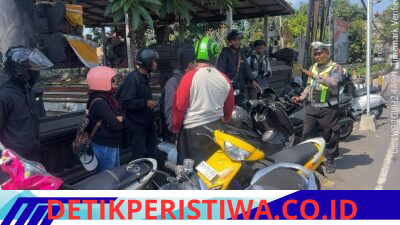 Tekan Angka Pelanggaran Lalulintas, Unit Turjawali Berikan Tilang Manual kepada Pelaggar Lalulintas di Jalan Sudirman Amlapura
