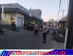 Pastikan Kelancaran Arus Lalulintas, Polsek Sidemen Rutin Lakukan Gatur Lalin di Pasar Desa Adat Tabola