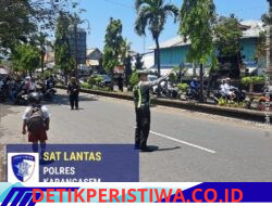 Utamakan Keselamatan Kalangan Pelajar, Anggota Sat Lantas Polres Karangasem Bantu Sebrangkan Siswa Siswi SMP N 2 Amlapura