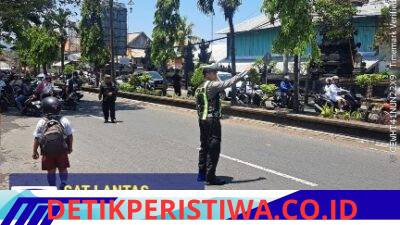 Utamakan Keselamatan Kalangan Pelajar, Anggota Sat Lantas Polres Karangasem Bantu Sebrangkan Siswa Siswi SMP N 2 Amlapura