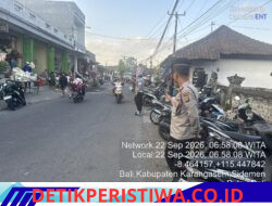 Pastikan Kelancaran Arus Lalulintas, Personil Polsek Sidemen Lakukan Gatur Lalin di Kawasan Pasar Desa Adat Tebola
